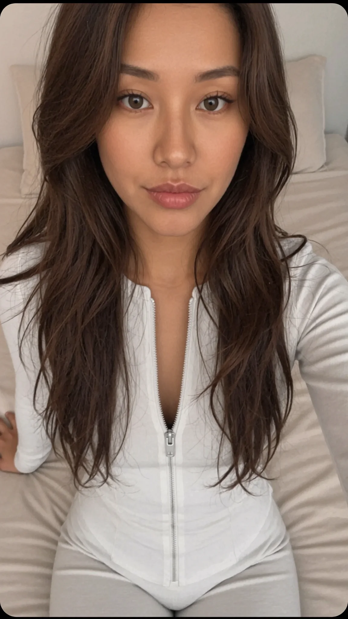 Naya — Bedroom White Zip